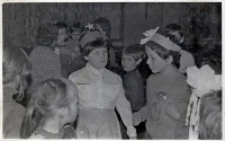 Zabawa karnawałowa małych pęgowian oraz dzieci z kolonii zdrowotnej Towarzystwa Przyjaciół Dzieci w Obornikach Śląskich, 28.01 - 11.02.1984 r. [Dokument ikonograficzny]