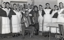 Zespół „Malwy” z Kuraszkowa w strojach ludowych w Klubie Rolnika, luty 1984 r. [Dokument ikonograficzny]