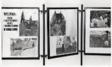 Wystawa prac plastycznych dzieci z Klubu Rolnika w Kuraszkowie z tablicą tytułową ekspozycji , luty 1984 r. [Dokument ikonograficzny]