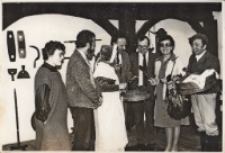 Uczestnicy wernisażu wystawy w Muzeum Etnograficznym we Wrocławiu, zatytułowanej „Wiano panny młodej na Śląsku”, 14.03.1984 r. [Dokument ikonograficzny]
