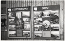 Zdjęcie dwóch tablic, stanowiących część wystawy „Polska w pocztówce – krajobraz i folklor”, zorganizowanej w Obornickim Ośrodku Kultury z okazji czterdziestolecia Polskiej Rzeczypospolitej Ludowej, zawierających pocztówki z Częstochowy i z Sopotu, marzec – kwiecień 1984 r. [Dokument ikonograficzny]
