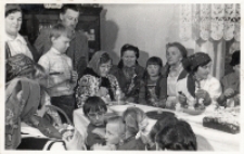 Panie z Koła Gospodyń Wiejskich w Osolinie prezentują dla wrocławskiej telewizji przygotowywanie pisanek, 17.04.1984 r. [Dokument ikonograficzny]