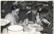 Goście Koła Gospodyń Wiejskich w Osolinie, przygotowujący program o zwyczajach i obrzędach wielkanocnych dla wrocławskiej telewizji, jedzą wiejski barszcz, 17.04.1984 r. [Dokument ikonograficzny]