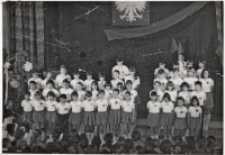 Koncert ch&oacute;ru Zbiorczej Szkoły Gminnej w Obornikach Śląskich z okazji Święta Pracy w sali widowiskowej Obornickiego Ośrodka Kultury, 1.05.1984 r. [Dokument ikonograficzny]