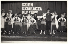 Z okazji Dnia Działacza Kultury na scenie Obornickiego Ośrodka Kultury występuje dziecięcy zespół pieśni i tańca z Wiejskiego Domu Kultury w Pęgowie, prowadzony przez H. Brzezicką , maj 1984 r. (fot. 1) [Dokument ikonograficzny]