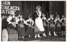Z okazji Dnia Działacza Kultury na scenie Obornickiego Ośrodka Kultury występuje dziecięcy zespół pieśni i tańca z Wiejskiego Domu Kultury w Pęgowie, prowadzony przez H. Brzezicką , maj 1984 r. (fot. 2) [Dokument ikonograficzny]