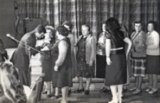 Gratulacje z okazji Dnia Działacza Kultury odbierają w Obornickim Ośrodku Kultury wyróżniające się działaczki, maj 1984 r. [Dokument ikonograficzny]