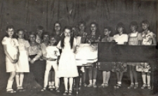Zdjęcia grupowe dzieci biorących udział w zajęciach Dolnośląskiego Ogniska Muzycznego w Obornickim Ośrodku Kultury, maj 1984 r. [Dokument ikonograficzny]