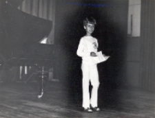 Występ dzieci biorących udział w zajęciach Dolnośląskiego Ogniska Muzycznego w Obornickim Ośrodku Kultury, maj 1984 r. [Dokument ikonograficzny]