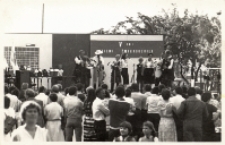 Występ zespołu ludowego z Obornik Śląskich na estradzie podczas festynu z okazji Dni Żmigrodu, maj 1984 r. [Dokument ikonograficzny]