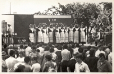 Zespół Śpiewaczy „Malwy” z Kuraszkowa w strojach dolnośląskich na estradzie podczas występu z okazji Dni Żmigrodu, maj 1984 r. [Dokument ikonograficzny]