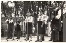 Zespół rodzinny Boduszków z Siemianic w gminie Oborniki Śląskie w strojach ludowych na estradzie podczas występu z okazji Dni Żmigrodu, maj 1984 r. [Dokument ikonograficzny]