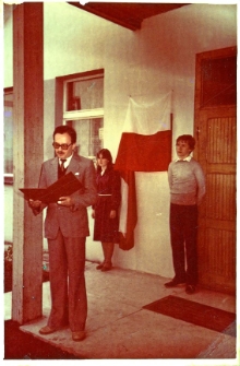 Dwa zdjęcia z uroczystości nadania imienia Jarosława Iwaszkiewicza Bibliotece Publicznej w Obornikach Śląskich, 30.05.1984 r. [Dokument ikonograficzny]