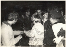 Podczas nocy sobótkowej strażacy czuwali nad ogniskiem, przy którym pęgowianie byli częstowani kiełbaskami, 23.06.1984 r. [Dokument ikonograficzny]