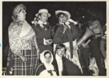 Panie z Koła Gospodyń Wiejskich w Pęgowie (w przebraniach) śpiewają na gliniankach, 23.06.1984 r. [Dokument ikonograficzny]