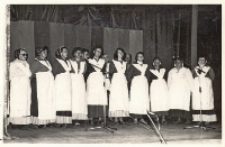 Zespół Koła Gospodyń Wiejskich przy Klubie Rolnika w Wilczynie w strojach ludowych na scenie Obornickiego Ośrodka Kultury, 10.06.1984 r. [Dokument ikonograficzny]