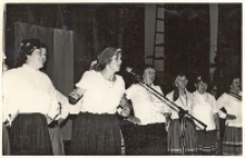 Panie z Osolina w strojach ludowych śpiewają na scenie Obornickiego Ośrodka Kultury, 10.06.1984 r. [Dokument ikonograficzny]