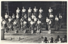 Zespół wokalny ze Zbiorczej Szkoły Gminnej w Obornikach Śląskich na scenie Obornickiego Ośrodka Kultury podczas występu w imprezie Kolorowe Wsie, 10.06.1984 r. [Dokument ikonograficzny]