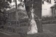 Nietypowa reklama imprez wakacyjnych w ośrodku kultury – wielka lala zapraszająca na dyskotekę, lipiec – sierpień 1984 r. [Dokument ikonograficzny]