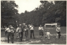 Występ kapeli ludowej na leśnej polanie podczas imprezy plenerowej &bdquo;Pod borem, pod lasem&rdquo;, lipiec 1984 r. [Dokument ikonograficzny]