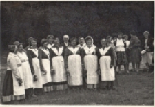 Występ na leśnej polanie zespołu śpiewaczego Koła Gospodyń Wiejskich, działającego przy Klubie Rolnika w Wilczynie, podczas imprezy plenerowej „Pod borem, pod lasem”, lipiec 1984 r. [Dokument ikonograficzny]