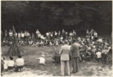 Ognisko na leśnej polanie podczas imprezy plenerowej „Pod borem, pod lasem” dla wszystkich uczestników pikniku, lipiec 1984 r. [Dokument ikonograficzny]