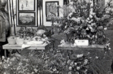 Fragment obornickiej ekspozycji kwiatów, warzyw i owoców, przygotowanej na eliminacje rejonowe Turnieju Kolorowe Wsie w Wołowie, 24.06.1984 r. [Dokument ikonograficzny]