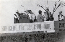 Przygotowania na estradzie do niedzielnego pikniku, zorganizowanego w sąsiedztwie Urzędu Miasta i Gminy w Obornikach Śląskich pod hasłem „Koncert na swojską nutę”, sierpień 1984 r. [Dokument ikonograficzny]