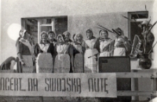 Występ „Malw” z Kuraszkowa podczas niedzielnego pikniku, zorganizowanego w sąsiedztwie Urzędu Miasta i Gminy w Obornikach Śląskich pod hasłem „Koncert na swojską nutę”, sierpień 1984 r. [Dokument ikonograficzny]