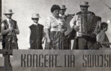 Występ kapeli „Zielony Kogucik” z Siemianic podczas niedzielnego pikniku, zorganizowanego w sąsiedztwie Urzędu Miasta i Gminy w Obornikach Śląskich pod hasłem „Koncert na swojską nutę”, sierpień 1984 r. [Dokument ikonograficzny]