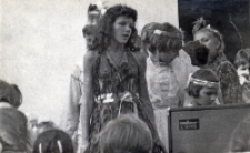 Występ najmłodszych uczestników niedzielnego pikniku, zorganizowanego w sąsiedztwie Urzędu Miasta i Gminy w Obornikach Śląskich pod hasłem „Koncert na swojską nutę”, sierpień 1984 r. [Dokument ikonograficzny]