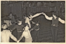 Zabawa taneczna Bal „U Niedźwiadka” dla dzieci i młodzieży w sali widowiskowej Obornickiego Ośrodka Kultury na zakończenie wakacji, sierpień 1984 r. [Dokument ikonograficzny]