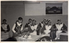 Panie z zespołu śpiewaczego „Malwy” w strojach ludowych jako Koło Gospodyń Wiejskich w Klubie Rolnika w Kuraszkowie, sierpień 1984 r. [Dokument ikonograficzny]