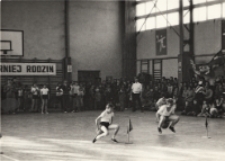 Sztafeta na piłkach podczas Turnieju Rodzin w obornickim OSiR, 1984 r. [Dokument ikonograficzny]