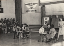 Drużyny przy stolikach rozwiązują zadania Turnieju Rodzin w obornickim OSiR, 1984 r. [Dokument ikonograficzny]