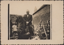 Zdjęcie Bolesława Nieboraka na koniu w gospodarstwie w Śląskowie k. Rawicza, 1953 r. [Dokument ikonograficzny]
