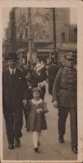 Zdjęcie Bolesława Nieboraka z córką Heleną, Chorzów, 10.06.1934 r. [Dokument ikonograficzny]