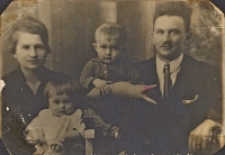 Zdjęcie Eleonory i Bolesława Nieboraków z dziećmi Janem (w środku) i Heleną (na kolanach), 1927 r. [Dokument ikonograficzny]