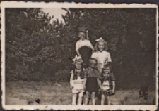 Na zdjęciu Stanisław Fechter, Krystyna Nieborak, Izabela Fechter, Maria Królikowska, Danuta Królikowska, Nowosielce, 1953 r. [Dokument ikonograficzny]