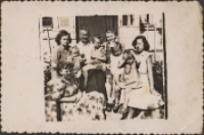 Zdjęcie przed domem przy ul. Jagiełły 18 w Obornikach Śląskich, zrobione latem 1953 r. przez Jana Nieboraka, 1953 r. [Dokument ikonograficzny]