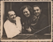 Zdjęcie pracowników stolarni Wrocławskich Fabryk Mebli w Obornikach Śląskich przy ul. Wrocławskiej (obecnie pawilon sieci handlowej Biedronka), 1957 r. [Dokument ikonograficzny]