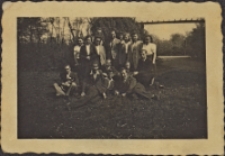 Zdjęcie pracowników Energetyki w Obornikach Śląskich podczas wycieczki do Wrocławia, 1946 r. [Dokument ikonograficzny]