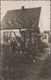 Przed domem przy ul. Jagiełły 18 w Obornikach Śląskich stoją od lewej: Helena Nieborak, Jan Nieborak, Adela Nieborak, siedzą: Eleonora Nieborak, Bolesław Nieborak, 1945 r. [Dokument ikonograficzny]