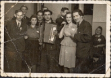 Zdjęcie z imprezy w obornickiej restauracji „Bajka” : czwarty od lewej Walerian Królikowski, 1952 r. [Dokument ikonograficzny]