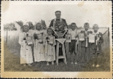 Zdjęcie ks. proboszcza Korneliusza Grabka z dziećmi komunijnymi z Morzęcina, ok. 1962 r. [Dokument ikonograficzny]