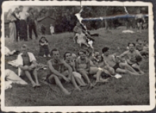 Na basenie w Obornikach Śląskich : pierwszy z prawej Walerian Królikowski, 1952 r. [Dokument ikonograficzny]