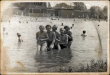 Na basenie w Obornikach Śląskich, lato 1954 r. [Dokument ikonograficzny]