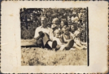 Zdjęcie na tzw. Ruskiej Górce w Obornikach Śląskich, lato 1953 r. [Dokument ikonograficzny]