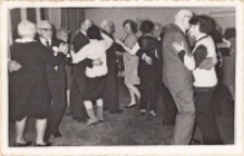 Wieczorek taneczny Klubu Seniora w Miejskim Międzyzakładowym Domu Kultury w Obornikach Śląskich, 3.01.1974 r. (fot. 1) [Dokument ikonograficzny]