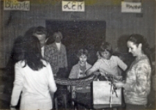 Spotkanie z Hanną i Antonim Gucwińskimi w sali widowiskowej domu kultury w Obornikach Śląskich, zorganizowanego przez Klub Seniora, 4.12.1975 r. [Dokument ikonograficzny]